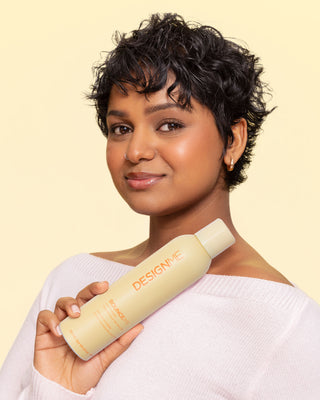 A model with 3A curls holding BOUNCE.ME curl mousse