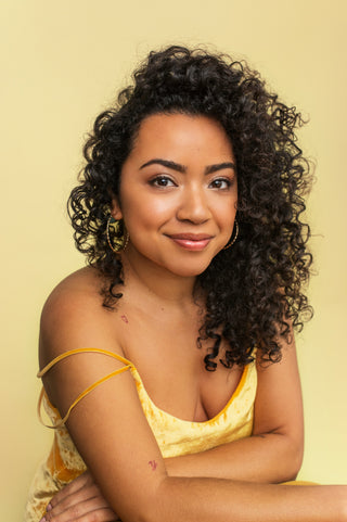 Model with 3A curls showing bouncy, defined hair after using BOUNCE.ME Curl Shampoo.