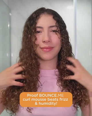 Side-by-side video comparing hair with and without BOUNCE.ME curl mousse. The treated side shows defined, frizz-controlled curls that hold up in humidity.