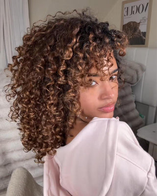 Ashtin Sanchez using BOUNCE.ME curl mousse to define and add bouncy curls.