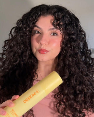 Brianda Gonzales using BOUNCE.ME curl spray gel to define, and hold her curls.
