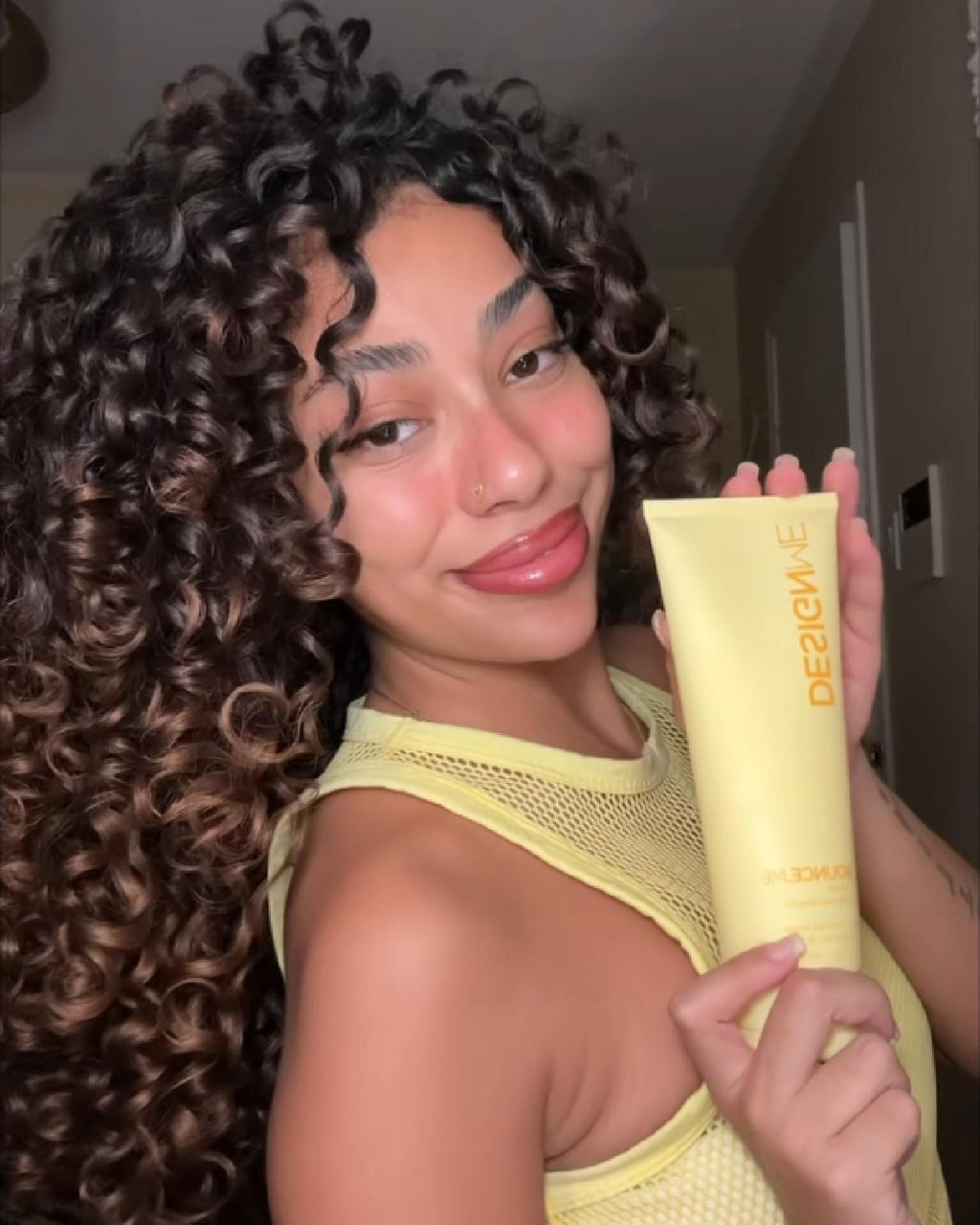 Emily explaining the benefits of using BOUNCE.ME curl balm on her curls for hydration, frizz control and defining curls.