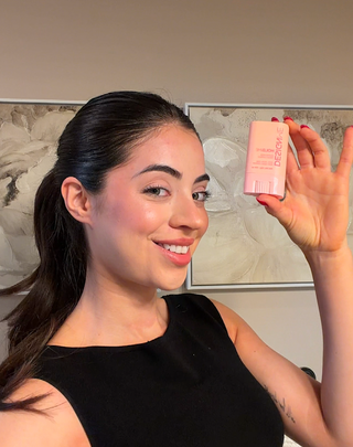 Kiana uses HOLD.ME styling stick to create the perfect slick back ponytail without any frizz or flyaways.