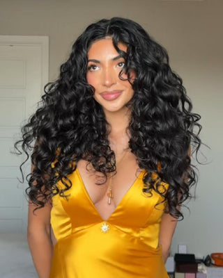 Johnnie Olivia achieves voluminous, bouncy curls with BOUNCE.ME curl mousse.