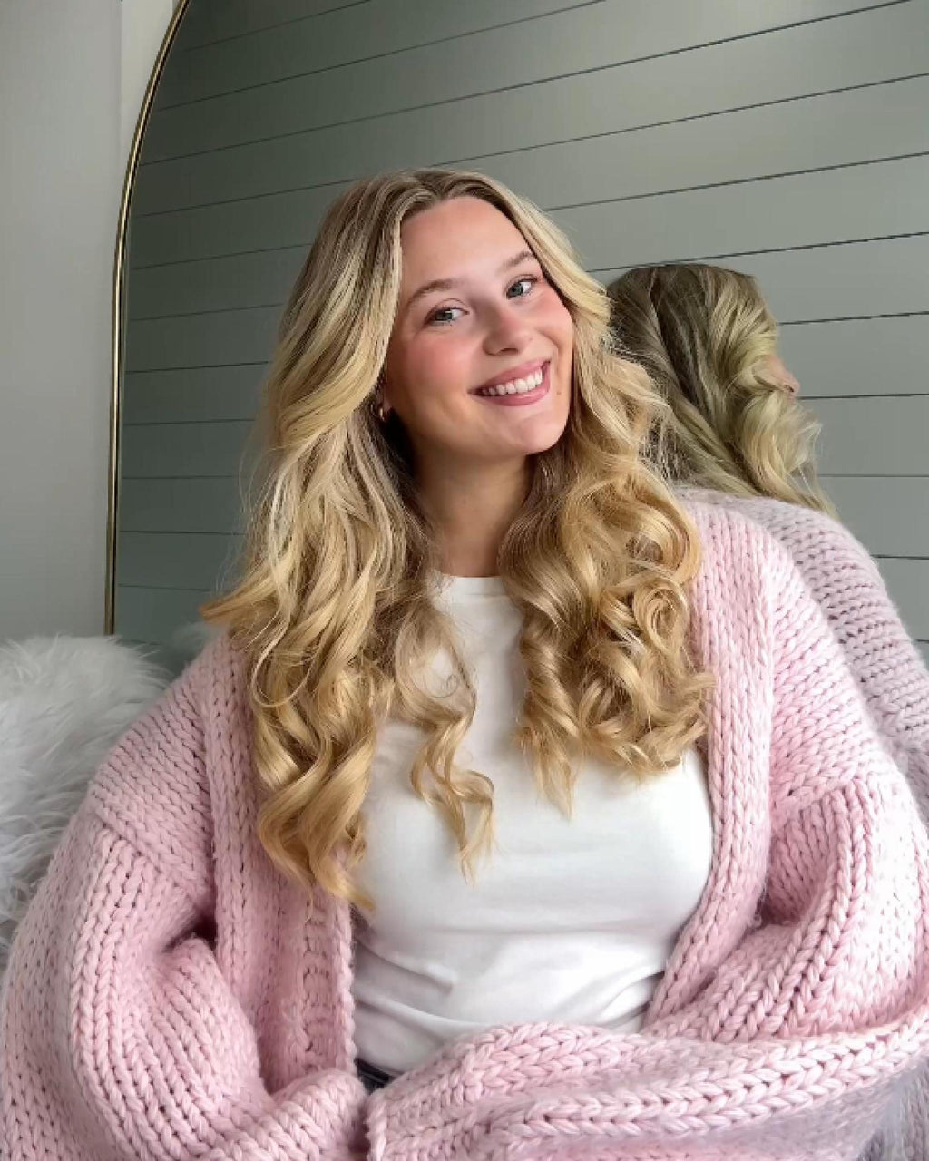 Morgan using PUFF.ME volumizing mousse to create big, bouncy, soft heatless curls.